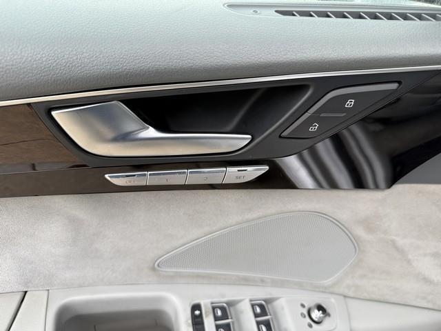 Audi A8 4.2L quattro 2012