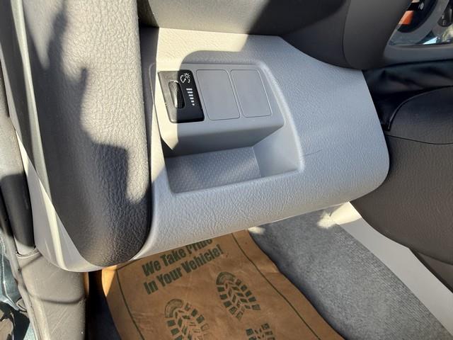 Toyota RAV4 Base I4 4WD 2011 Toyota RAV4 Base I4 4WD 2011