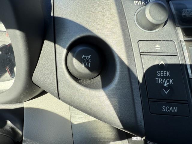 Toyota RAV4 Base I4 4WD 2011 Toyota RAV4 Base I4 4WD 2011