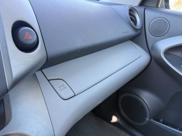 Toyota RAV4 Base I4 4WD 2011 Toyota RAV4 Base I4 4WD 2011