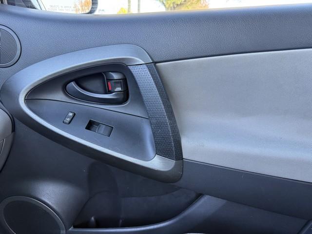 Toyota RAV4 Base I4 4WD 2011 Toyota RAV4 Base I4 4WD 2011