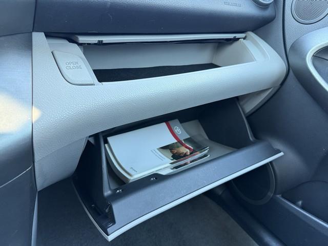 Toyota RAV4 Base I4 4WD 2011 Toyota RAV4 Base I4 4WD 2011