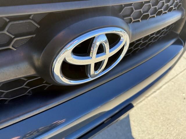 Toyota RAV4 Base I4 4WD 2011 Toyota RAV4 Base I4 4WD 2011