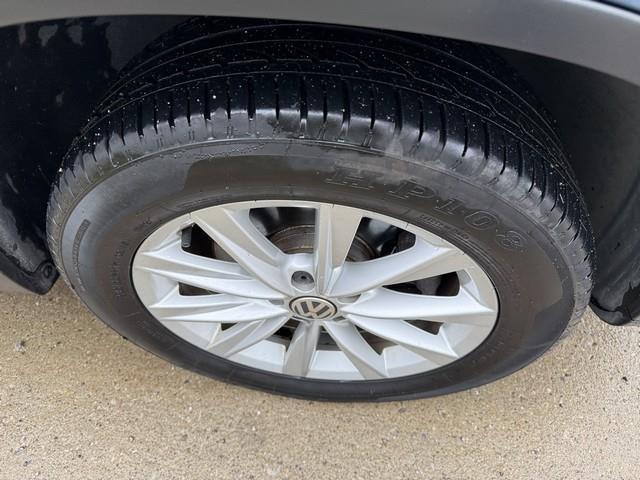 Volkswagen Tiguan S 2017