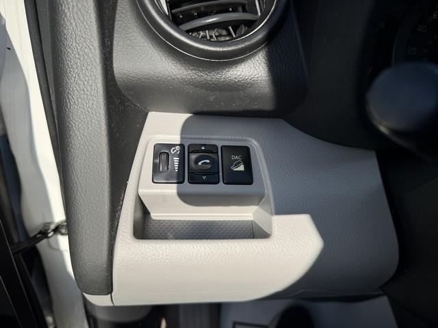 Toyota RAV4 Base V6 2WD 2010