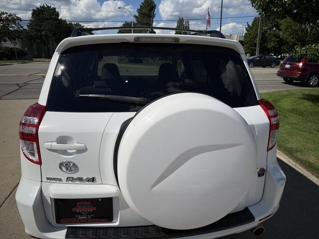 Toyota RAV4 Base V6 2WD 2010