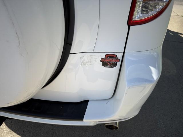 Toyota RAV4 Base V6 2WD 2010