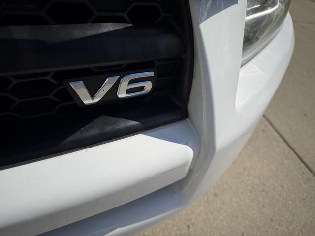 Toyota RAV4 Base V6 2WD 2010