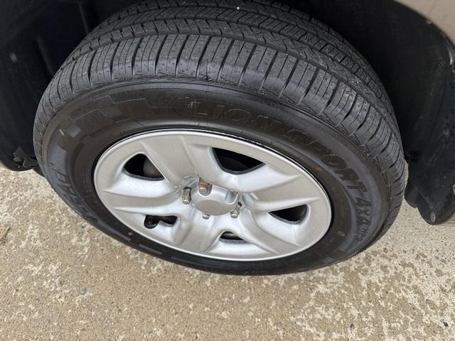 Toyota RAV4 Base I4 2WD 2011
