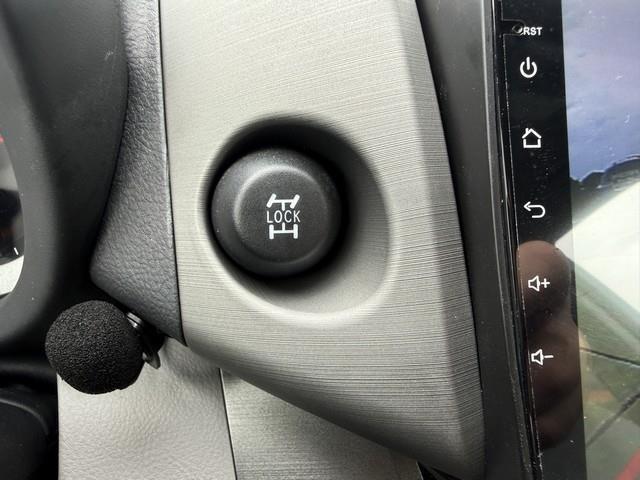 Toyota RAV4 Base V6 4WD with 3rd Row 2009