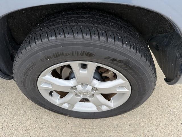 Toyota RAV4 Base V6 4WD with 3rd Row 2009