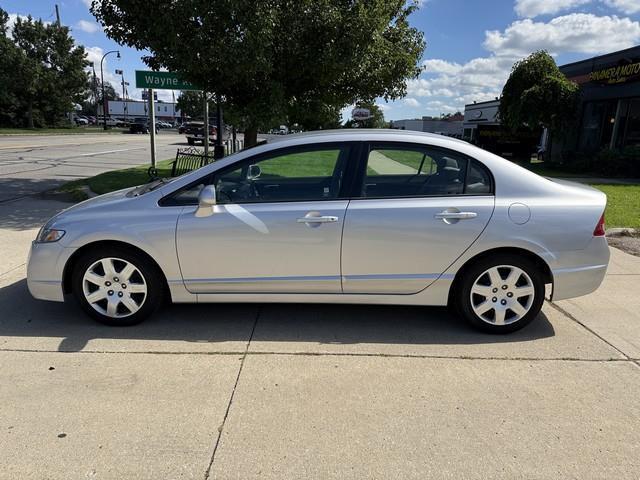 Honda Civic LX Sedan 5-Speed AT 2011