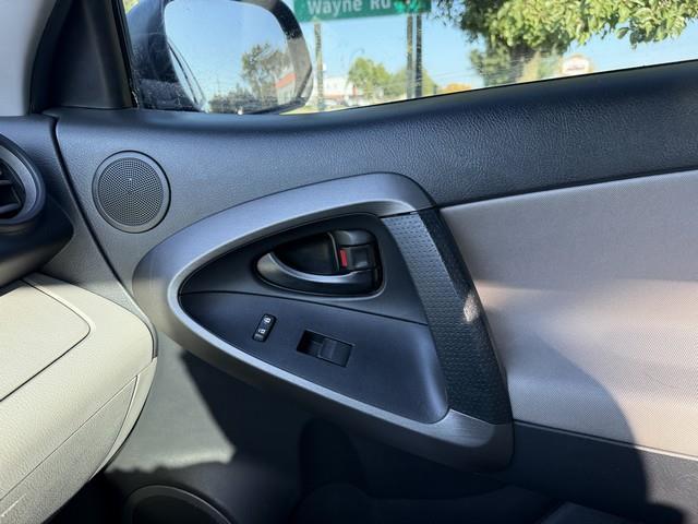 Toyota RAV4 Base I4 2WD 2012