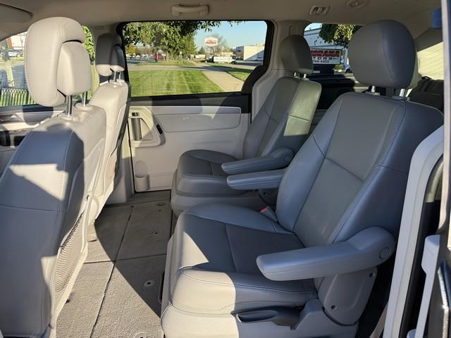Volkswagen Routan SE 2014