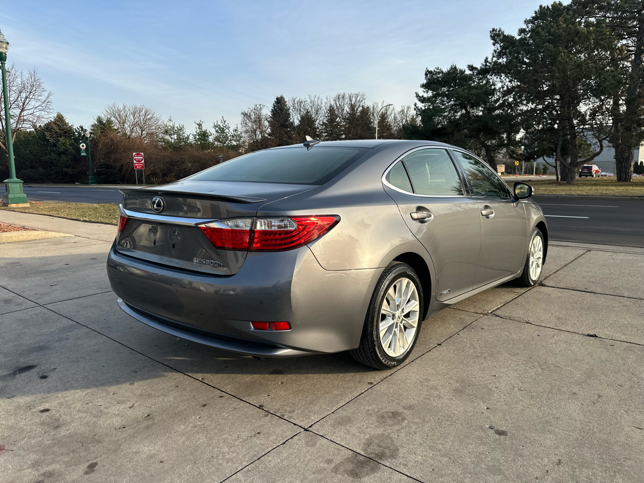 Lexus ES 300h 4dr Sdn Hybrid 2014