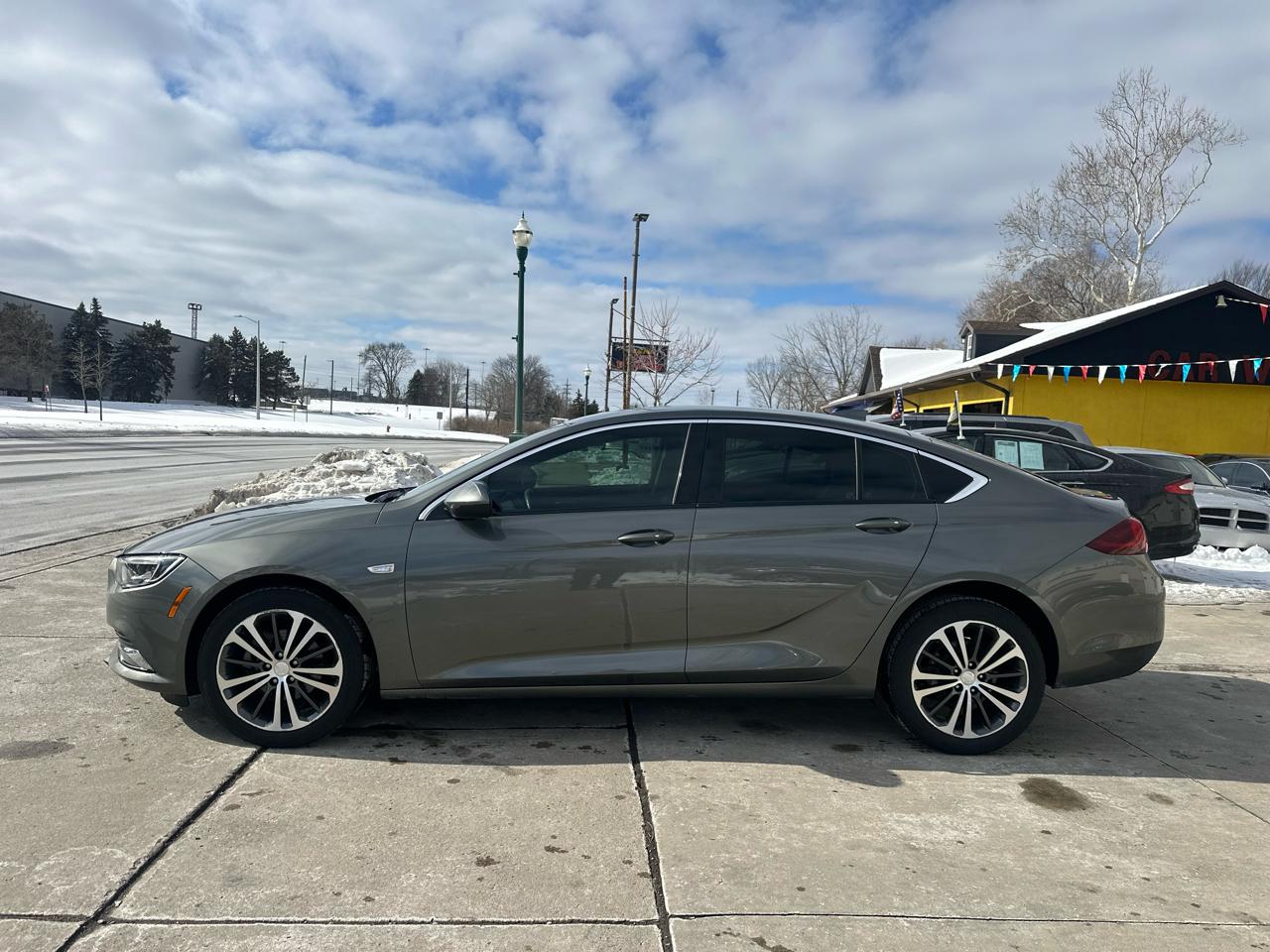Buick Regal Sportback 4dr Sdn Essence FWD 2018