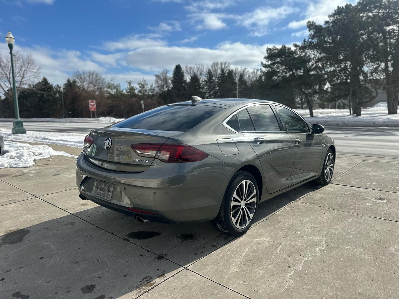 Buick Regal Sportback 4dr Sdn Essence FWD 2018