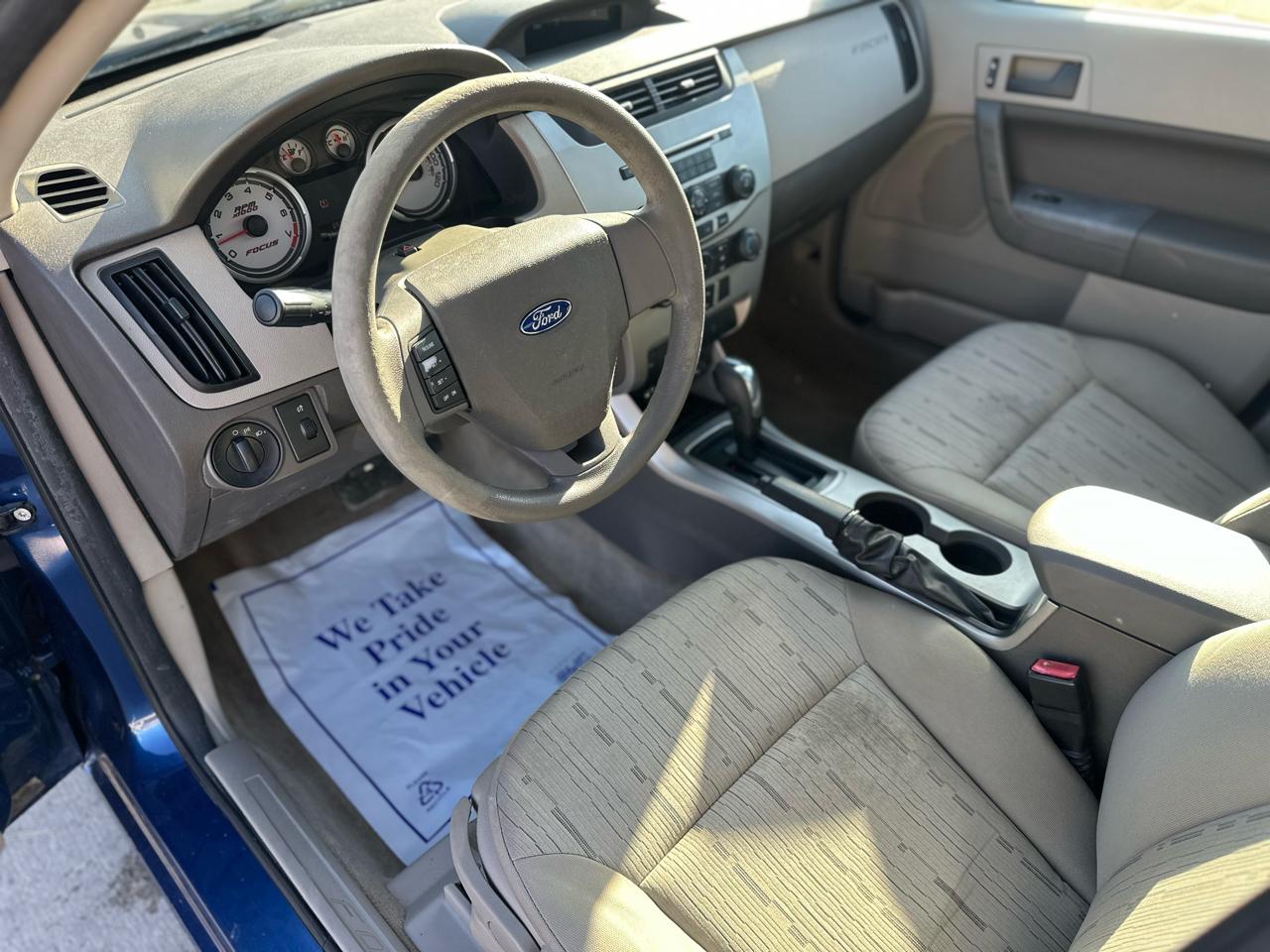 Ford Focus 4dr Sdn SE 2009