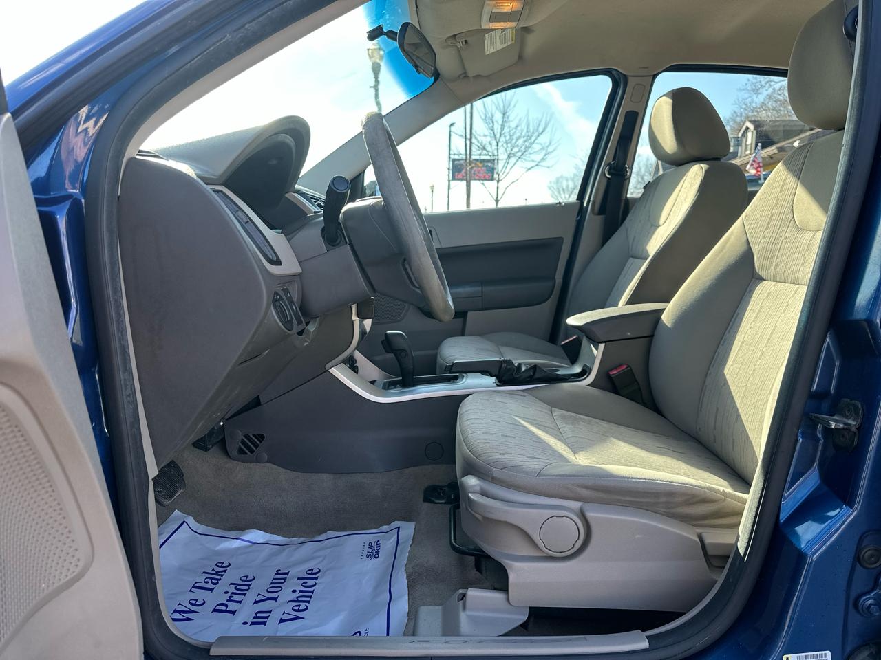 Ford Focus 4dr Sdn SE 2009