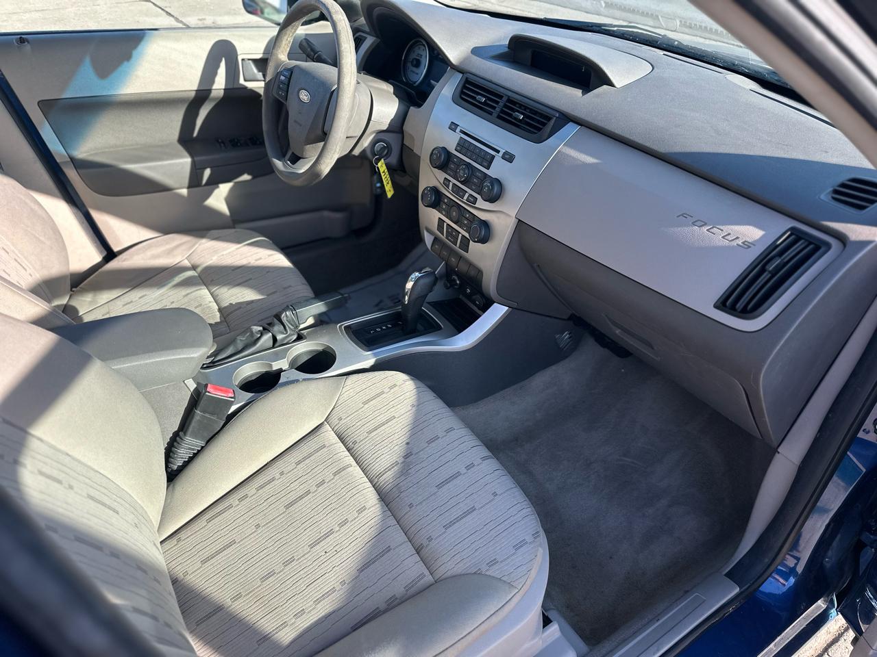 Ford Focus 4dr Sdn SE 2009