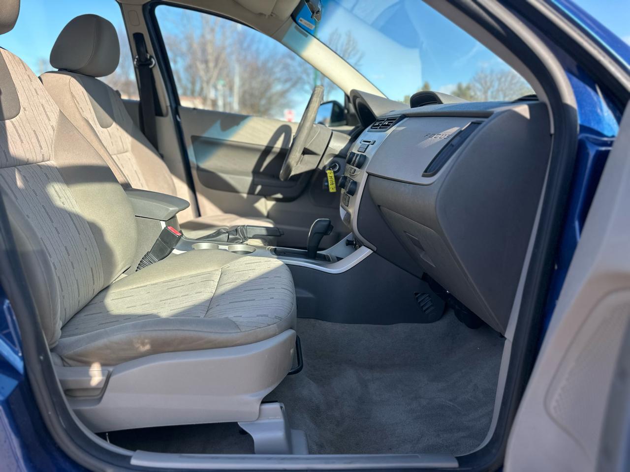 Ford Focus 4dr Sdn SE 2009