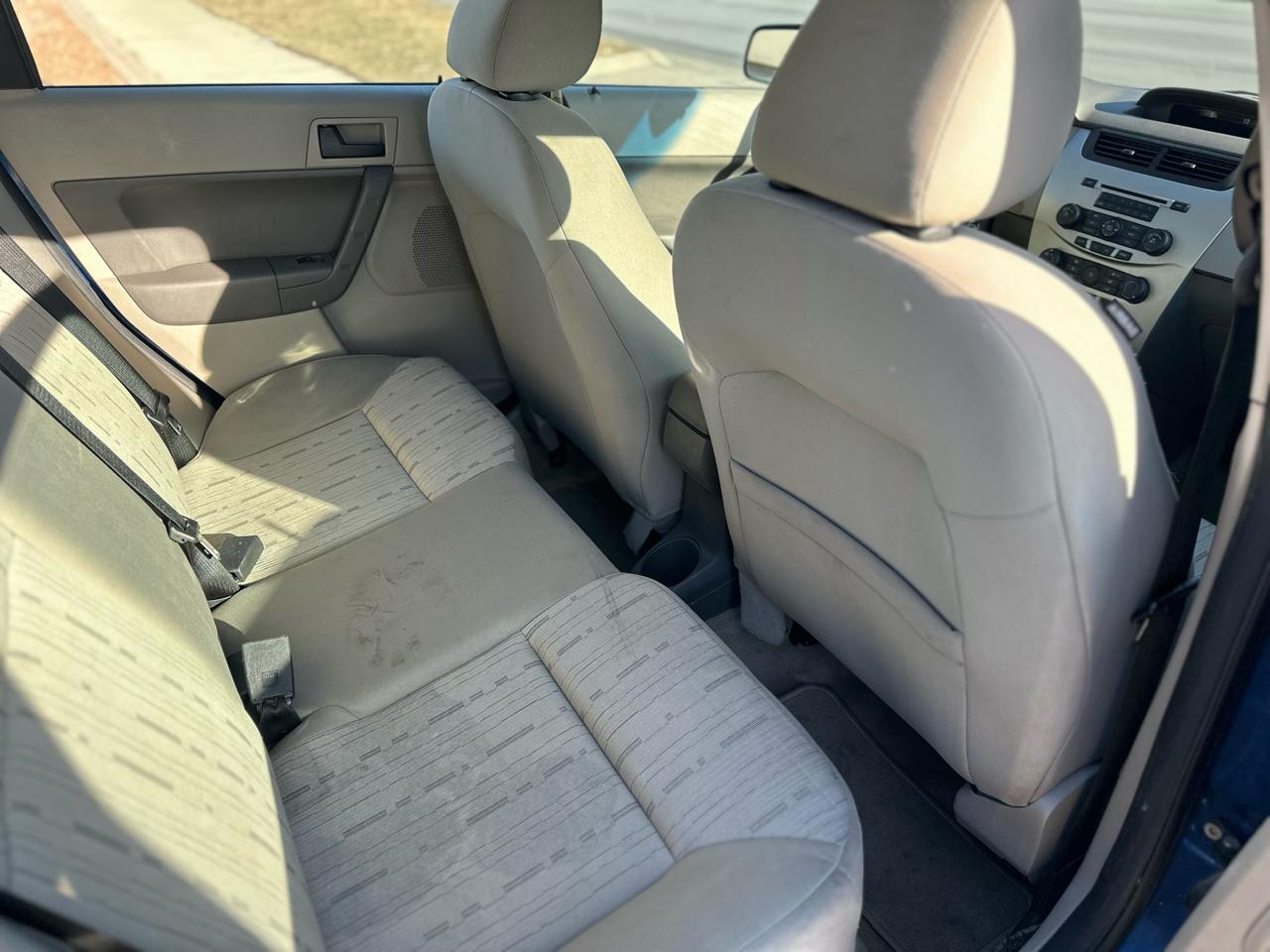 Ford Focus 4dr Sdn SE 2009