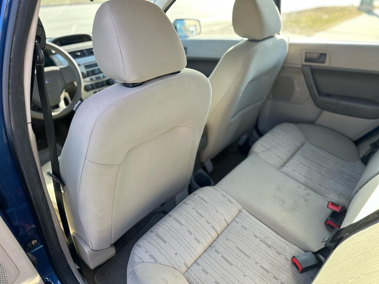 Ford Focus 4dr Sdn SE 2009