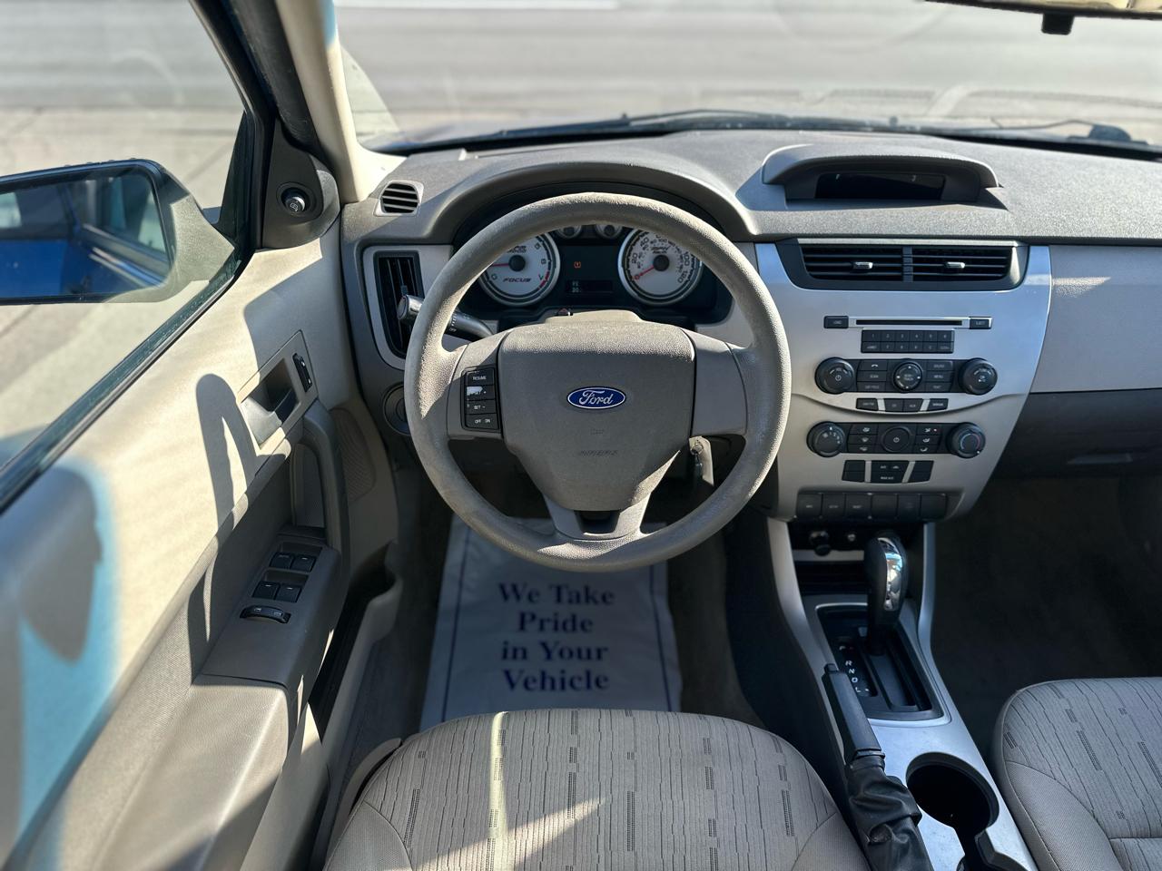 Ford Focus 4dr Sdn SE 2009