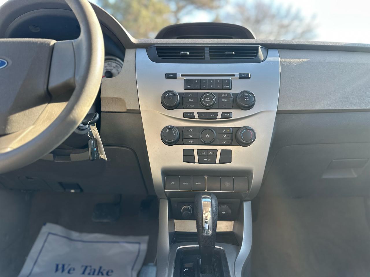 Ford Focus 4dr Sdn SE 2009