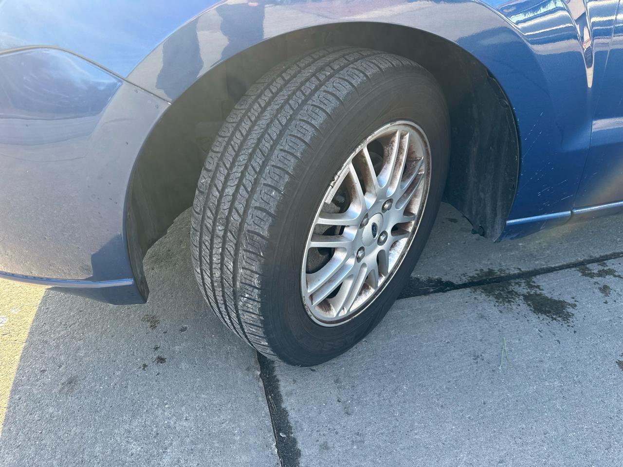 Ford Focus 4dr Sdn SE 2009