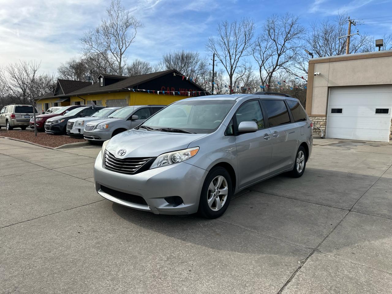 Toyota Sienna 5dr 7-Pass Van V6 LE FWD (Natl) 2013