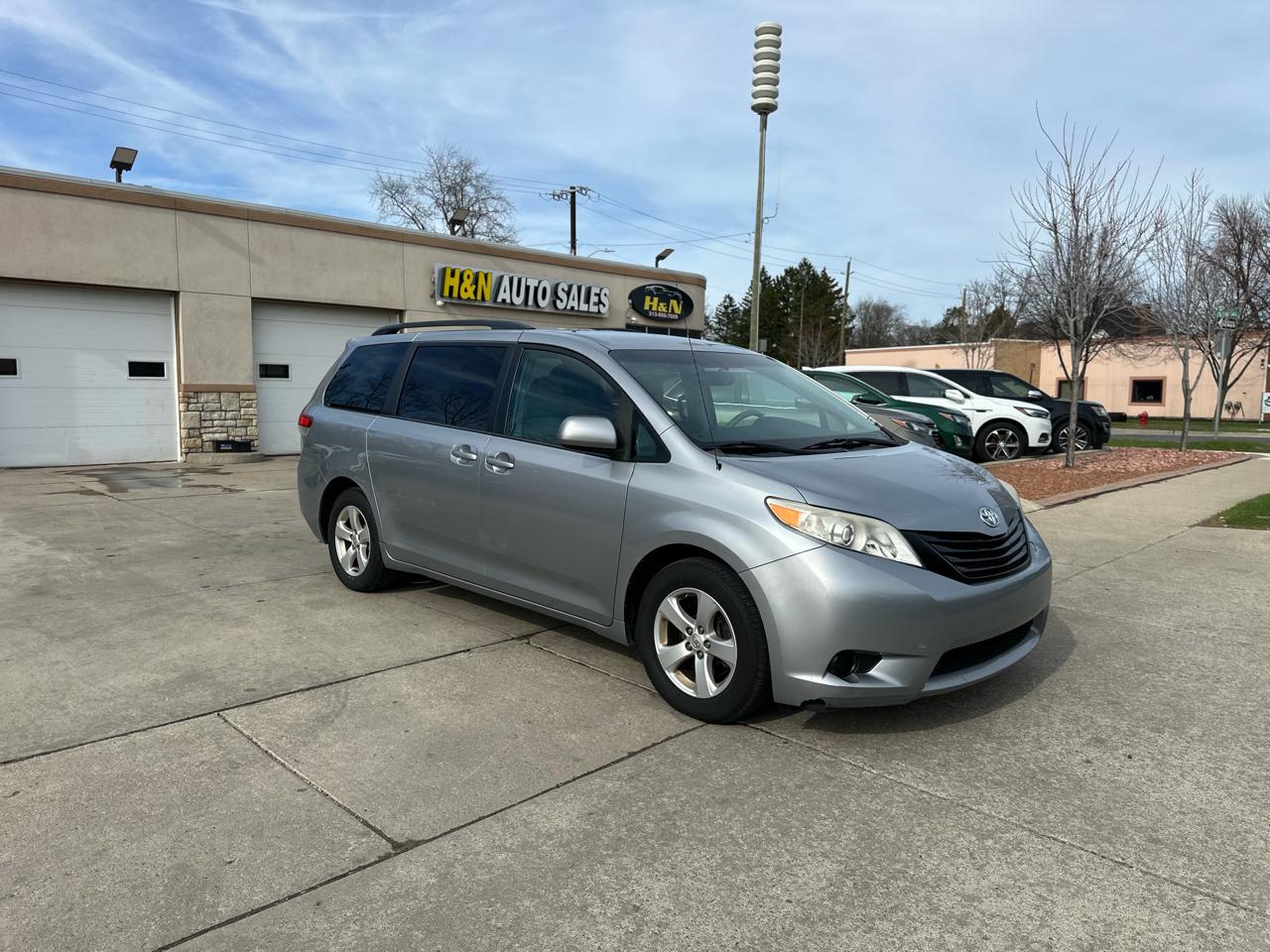 Toyota Sienna 5dr 7-Pass Van V6 LE FWD (Natl) 2013