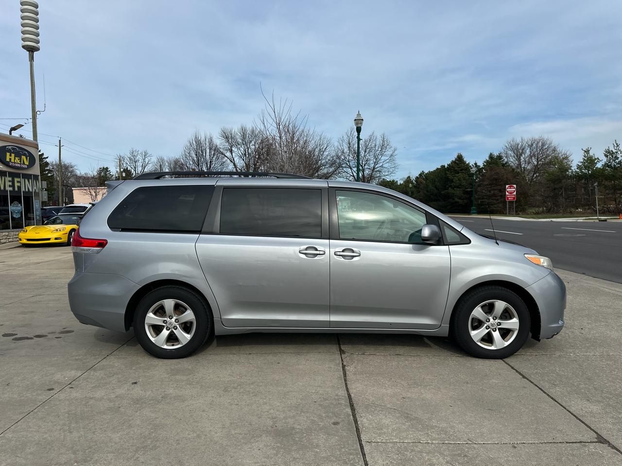 Toyota Sienna 5dr 7-Pass Van V6 LE FWD (Natl) 2013