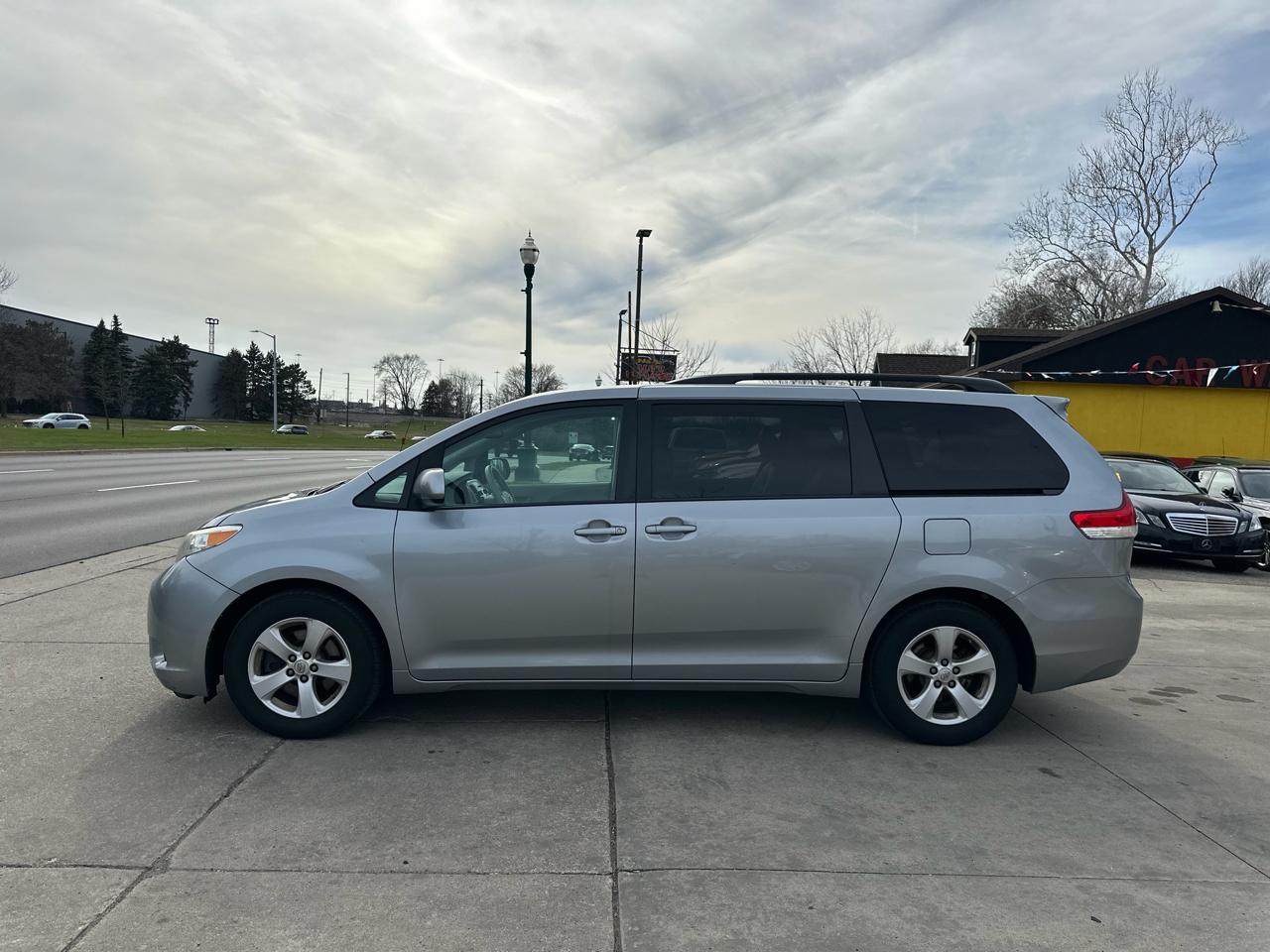 Toyota Sienna 5dr 7-Pass Van V6 LE FWD (Natl) 2013