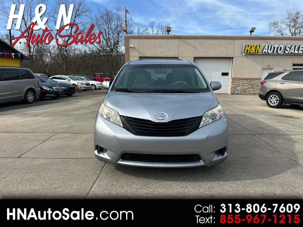 Toyota Sienna 5dr 7-Pass Van V6 LE FWD (Natl) 2013