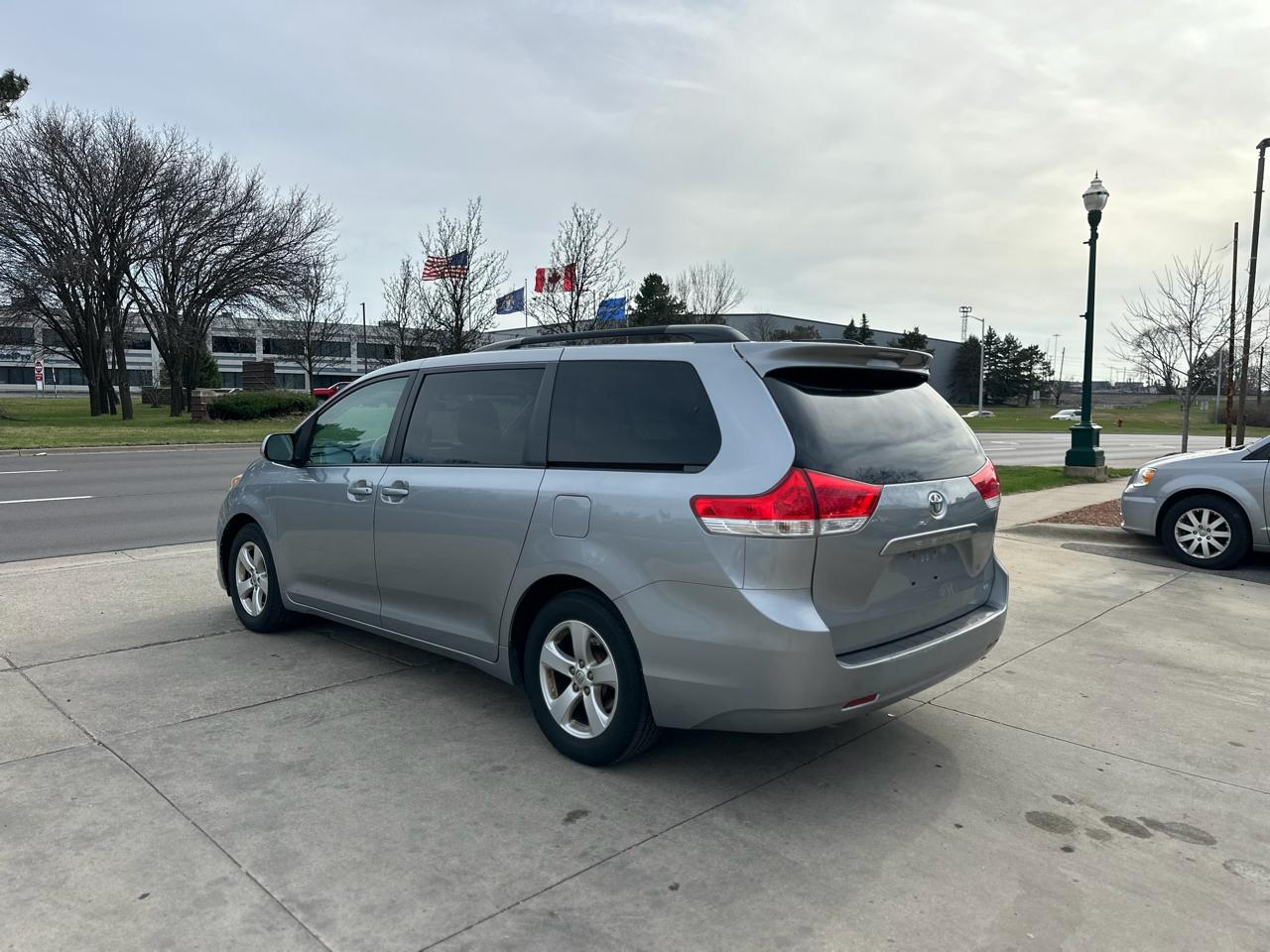 Toyota Sienna 5dr 7-Pass Van V6 LE FWD (Natl) 2013