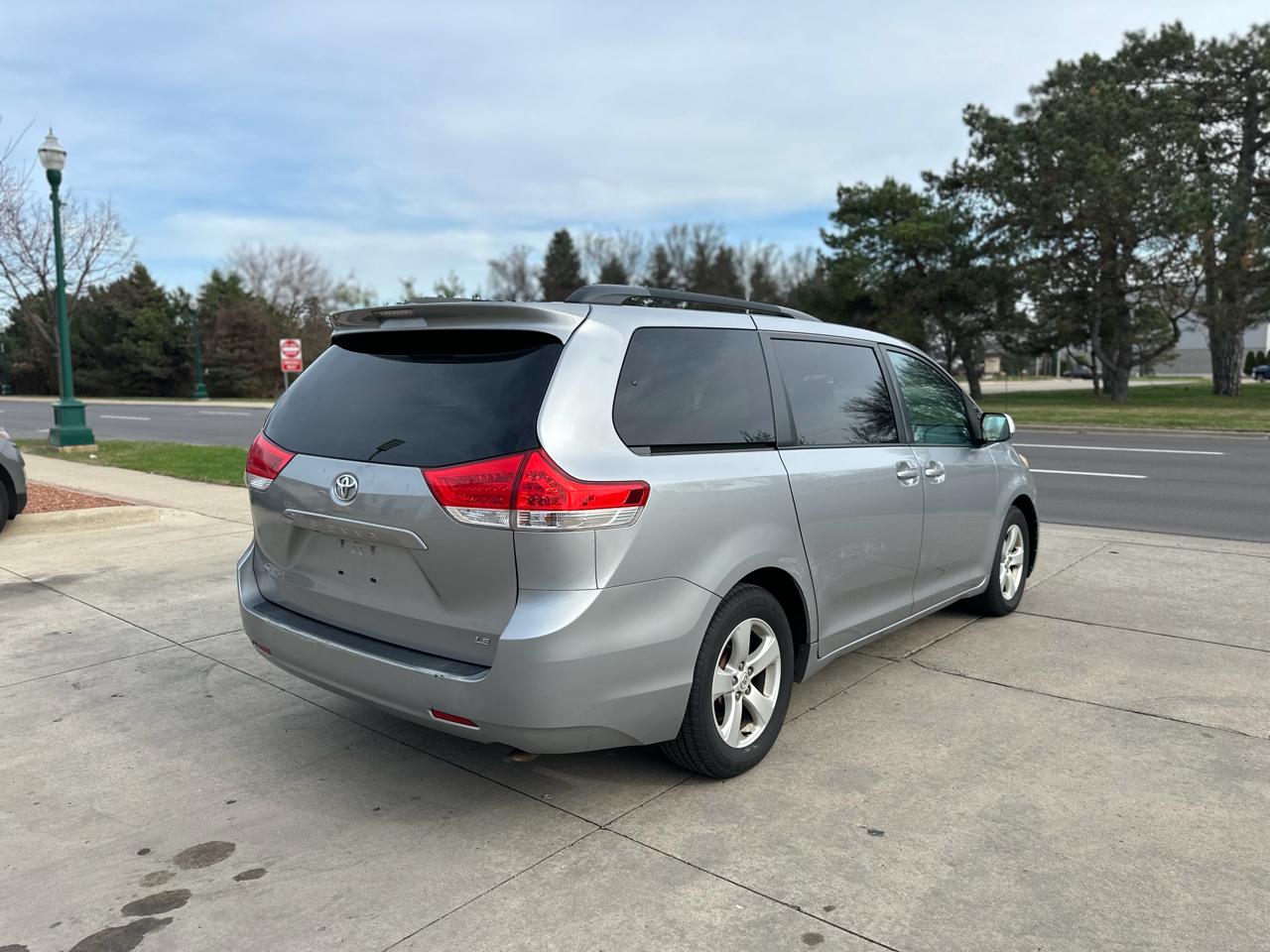 Toyota Sienna 5dr 7-Pass Van V6 LE FWD (Natl) 2013