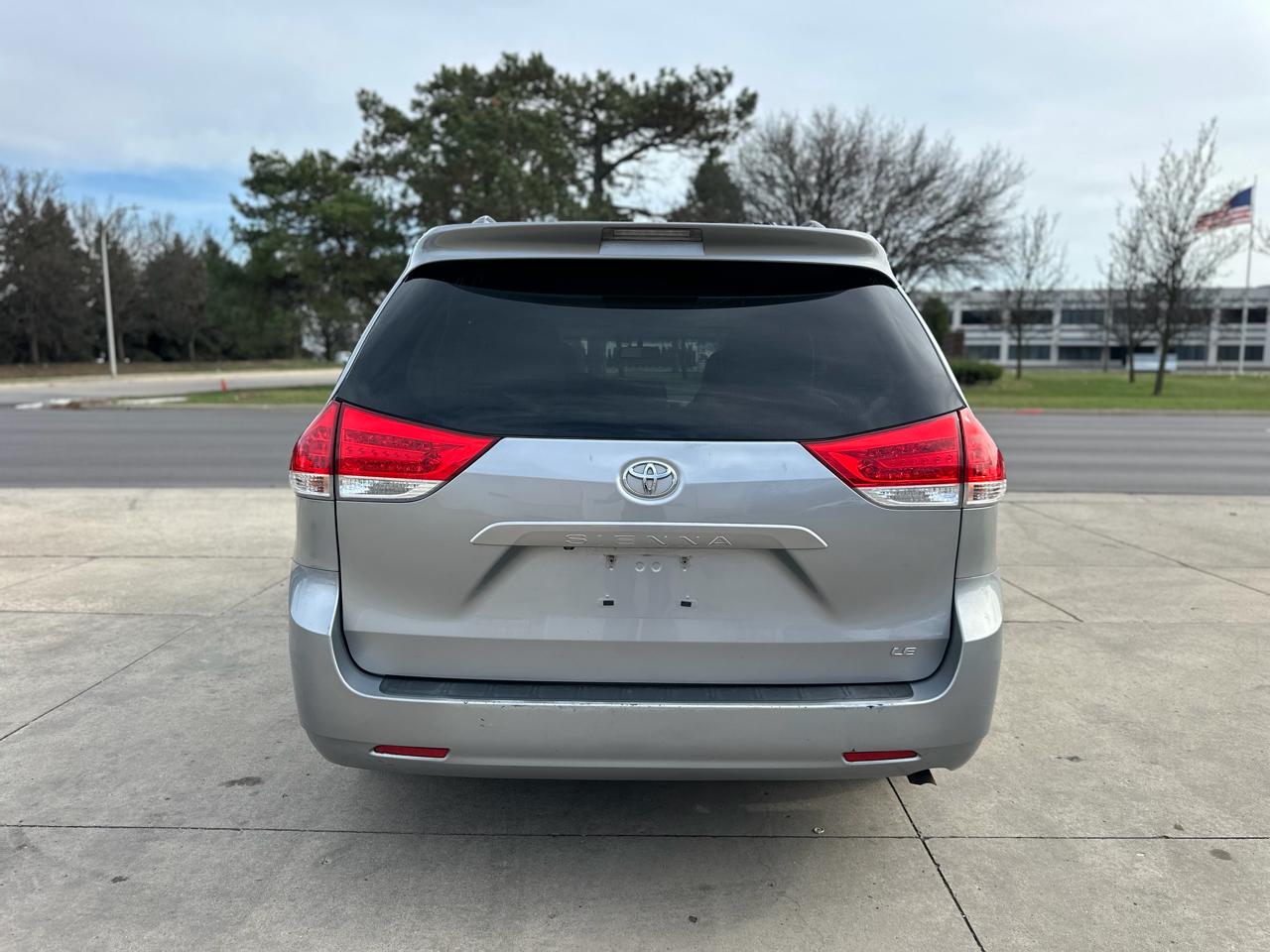 Toyota Sienna 5dr 7-Pass Van V6 LE FWD (Natl) 2013