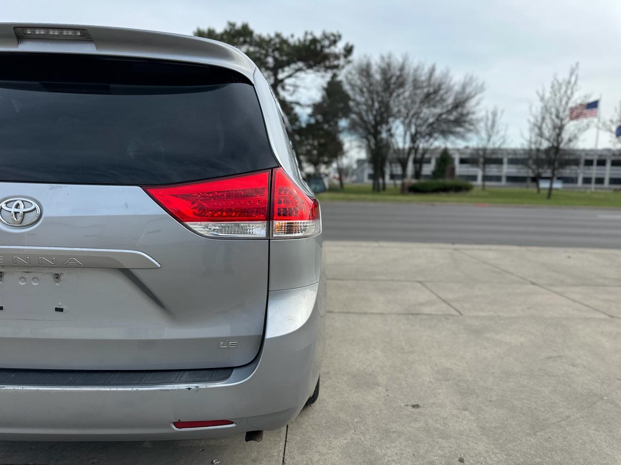 Toyota Sienna 5dr 7-Pass Van V6 LE FWD (Natl) 2013