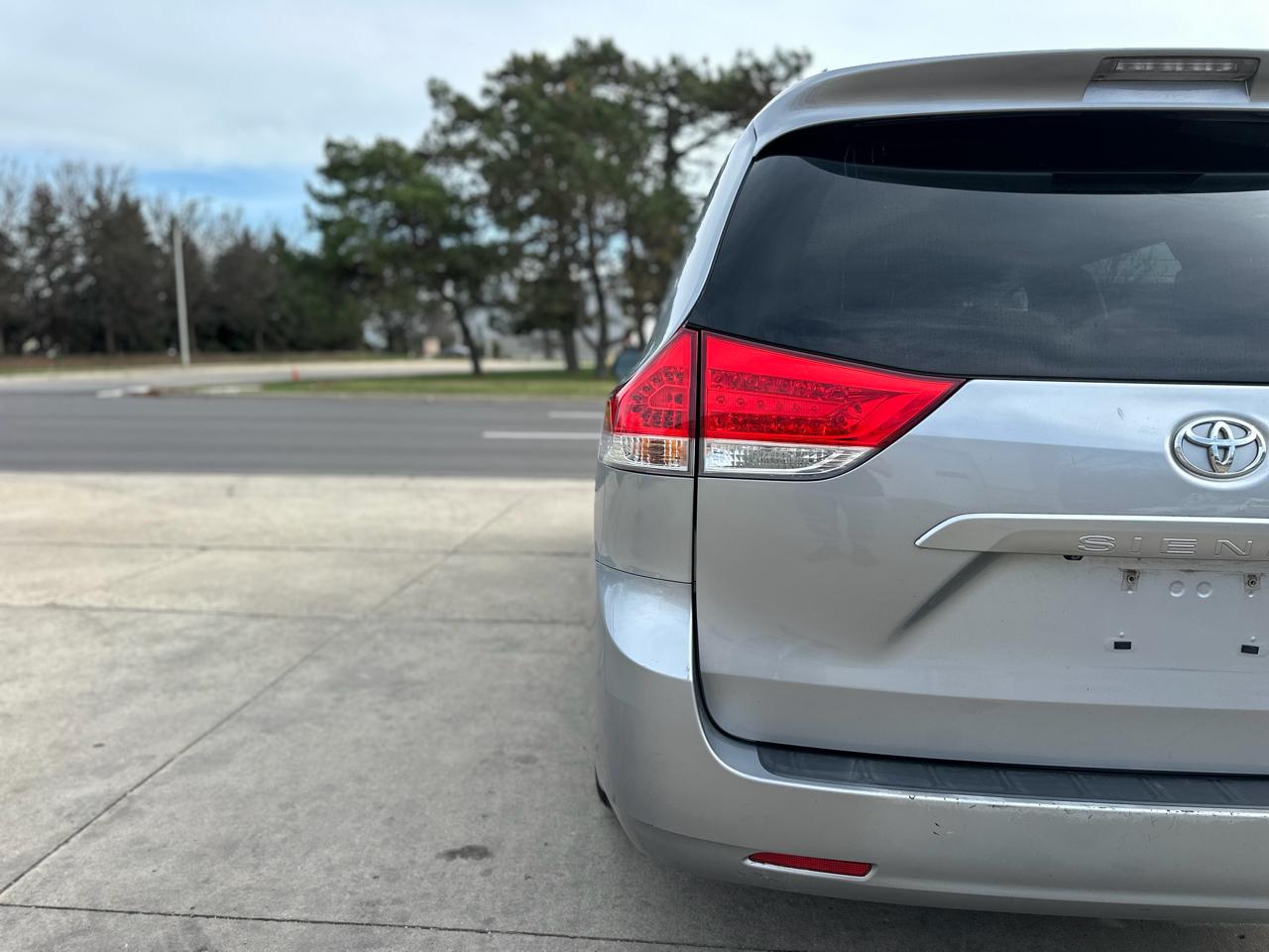 Toyota Sienna 5dr 7-Pass Van V6 LE FWD (Natl) 2013