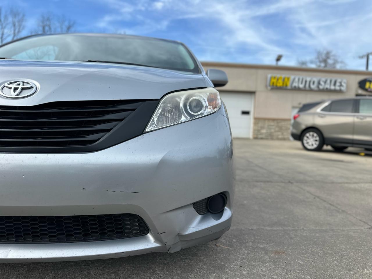 Toyota Sienna 5dr 7-Pass Van V6 LE FWD (Natl) 2013