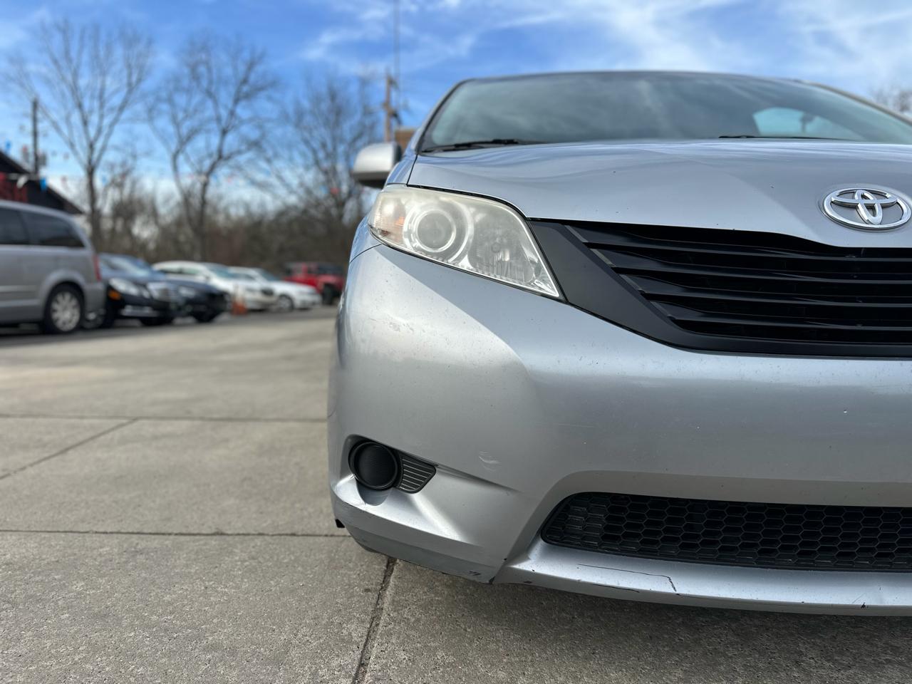 Toyota Sienna 5dr 7-Pass Van V6 LE FWD (Natl) 2013