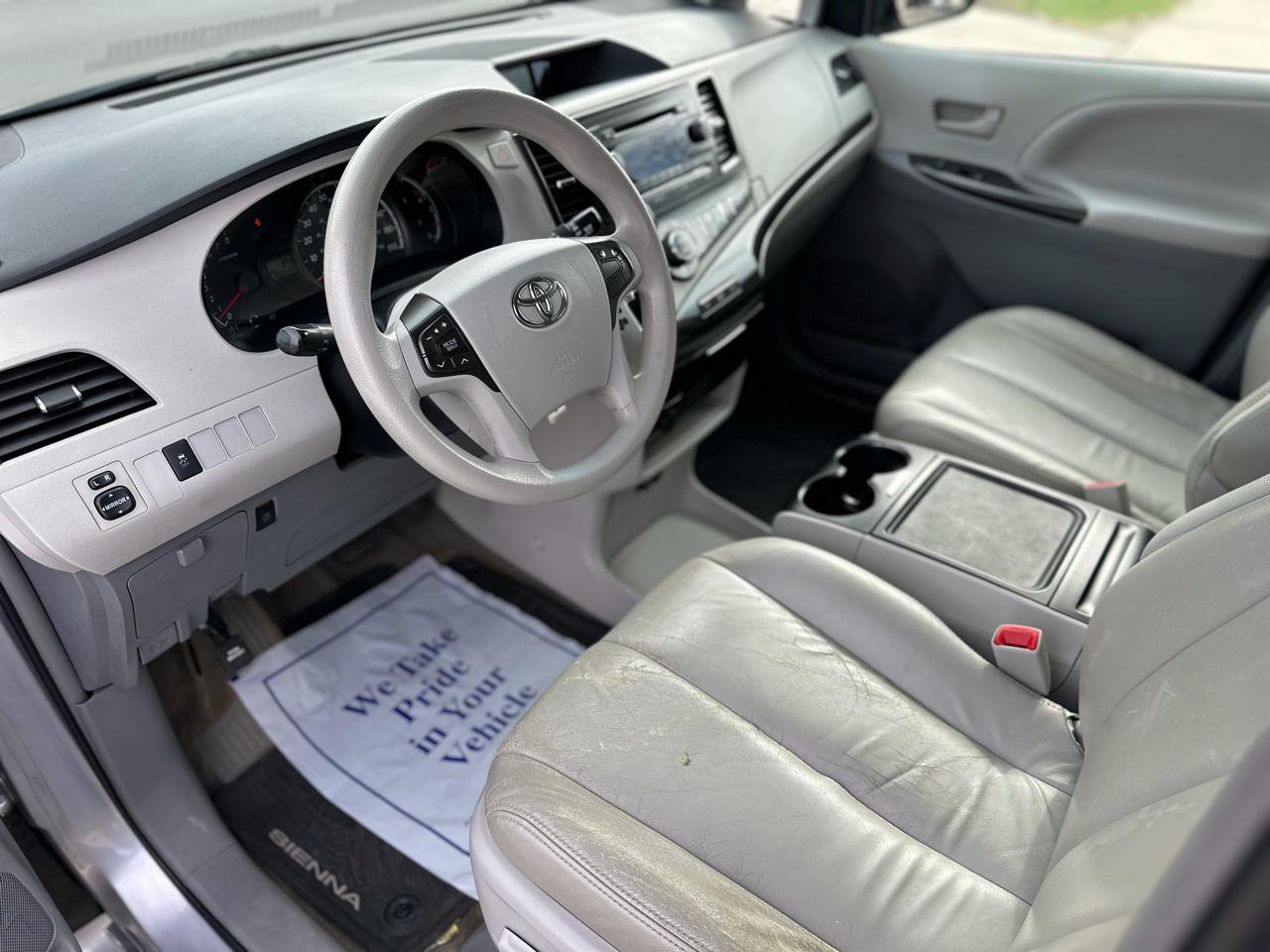 Toyota Sienna 5dr 7-Pass Van V6 LE FWD (Natl) 2013