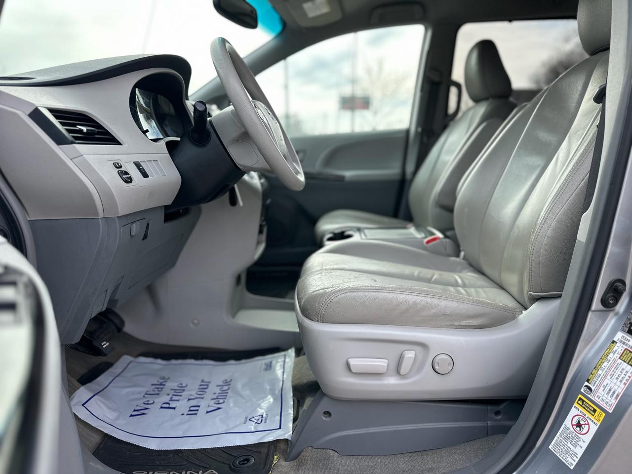 Toyota Sienna 5dr 7-Pass Van V6 LE FWD (Natl) 2013