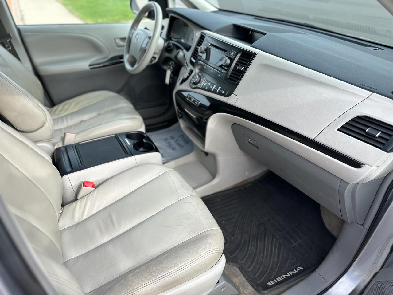 Toyota Sienna 5dr 7-Pass Van V6 LE FWD (Natl) 2013