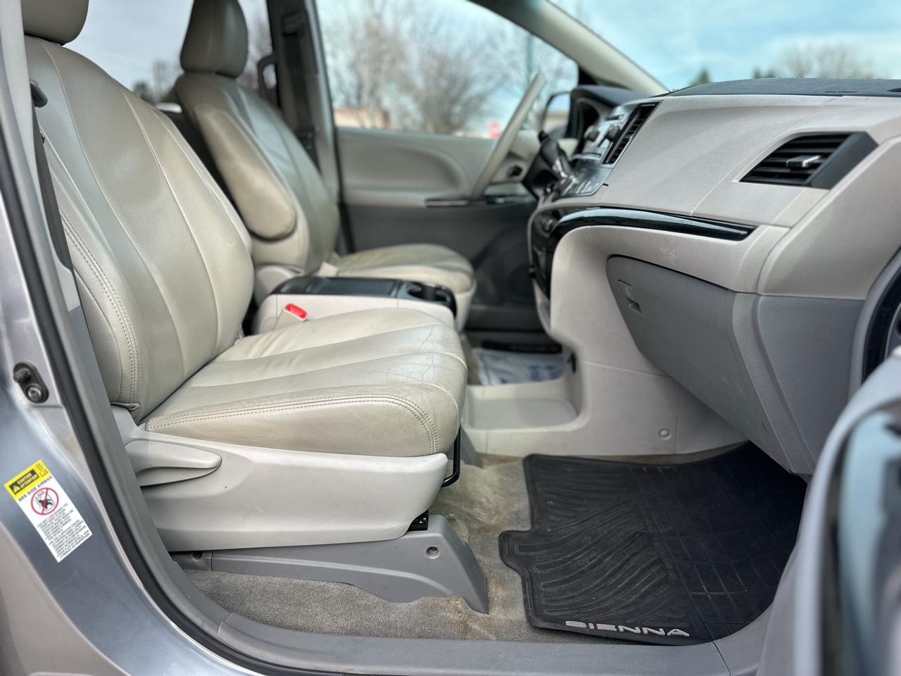 Toyota Sienna 5dr 7-Pass Van V6 LE FWD (Natl) 2013