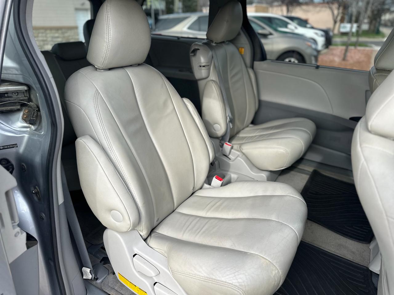 Toyota Sienna 5dr 7-Pass Van V6 LE FWD (Natl) 2013