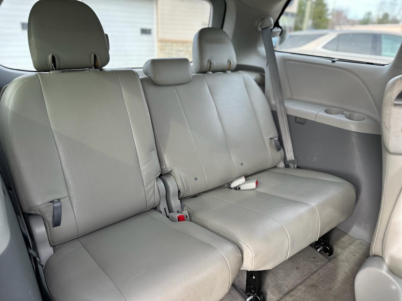 Toyota Sienna 5dr 7-Pass Van V6 LE FWD (Natl) 2013