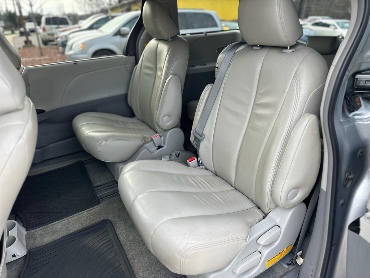 Toyota Sienna 5dr 7-Pass Van V6 LE FWD (Natl) 2013