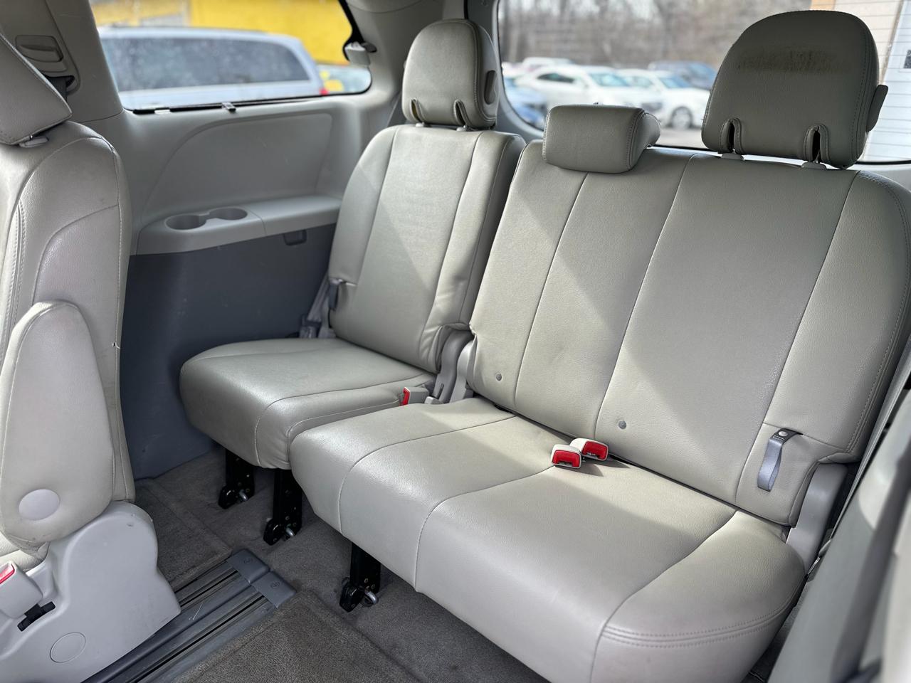 Toyota Sienna 5dr 7-Pass Van V6 LE FWD (Natl) 2013